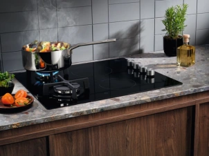 Варочная поверхность Electrolux комбинированная (2 газ + 2 стеклокерам.), 60см, чугун, черный №3