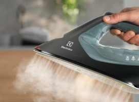 утюг Electrolux, 2600Вт, 370мл, паровой удар 240гр, алюминиевая подошва, электр. управление, зелено-черный