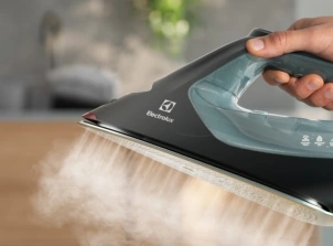 утюг Electrolux, 2600Вт, 370мл, паровой удар 240гр, алюминиевая подошва, электр. управление, зелено-черный №1