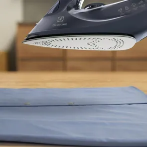 утюг Electrolux, 2500Вт, 330мл, паровой удар 200гр, керам. подошва, голубой №3