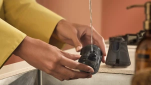 Отпариватель Philips компактный Series 7000, 1500Вт, 100 и 200мл, паровой удар -28гр, перчатка, чехол, нерж. сталь, белый №9