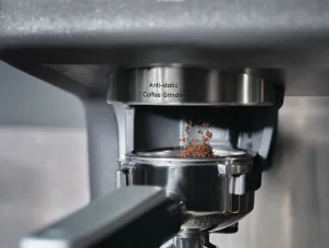 Кофеварка Electrolux рожковая, 3л, зерно+молотая, ручной капуч, кофемолка, подогрев чашек, подача гар. воды, черный №9