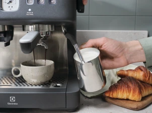 Кофеварка Electrolux рожковая, 3л, зерно+молотая, ручной капуч, кофемолка, подогрев чашек, подача гар. воды, черный №11