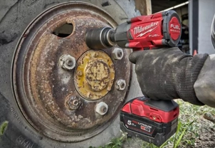 Гайкокрут імпульсний компактний 1/2" (881 Нм) з фрикційним кільцем MILWAUKEE M18 FMTIW2F12-502X , (+ заряд.пристрій, 2 акум., HD №9