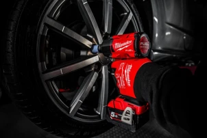 Гайкокрут імпульсний компактний 1/2" (881 Нм) з фрикційним кільцем MILWAUKEE M18 FMTIW2F12-502X , (+ заряд.пристрій, 2 акум., HD №17