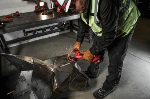 Шлифмашина угловая аккумуляторная MILWAUKEE, M18 FSAG125XB-502X, диаметр 125мм (+2 аккумулятора, зарядное устройство, защитный кожух, №26