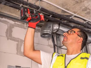 Шуруповерт ударний акумуляторний безщітковий MILWAUKEE M18 BLIDRCMC-402C (190Нм) (+ заряд.пристрій, 2 акум., HD кейс) + жилетка №12