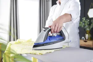 Праска Russell Hobbs Easy Store Pro, 2400Вт, 320мл, паровий удар -180гр, постійна пара - 45гр, зберігання шнура, керам. підошва, біло-синій №10