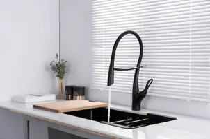 Черный смеситель для кухни с гибким изливом Nett SWB-52 №4