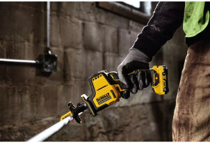 Пила шабельна акумуляторна DeWALT, 10.8/12В XR Li-lon, безщіткова, 0 - 2800 ход/хв, величина ходу 16 мм, вага 1.38 кг, 2 акумулятори 2 Аг, ЗП, TSTAK №3