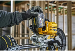 Пила торцювальна акумуляторна безщіткова DeWALT DCS727N №5